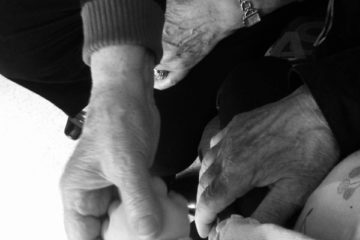 Les bobos à la ferme, mains dans la main, noir et blanc